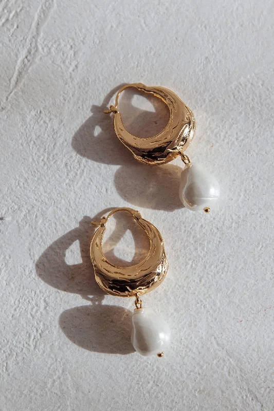 Serotonin Drop Pearl Earrings Gold